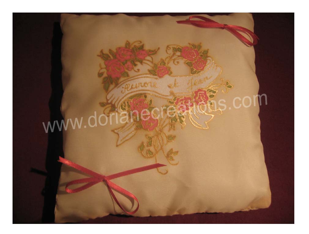 Coussin pour alliances en soie motif coeur de roses