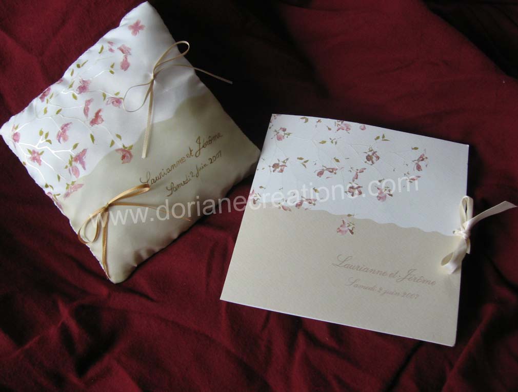 Coussin pour alliances en soie motif fleurs roses pâles