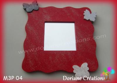 08- Miroir rouge et 3 papillons tons gris