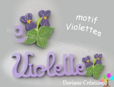 24- Motif violettes pour prénom en bois